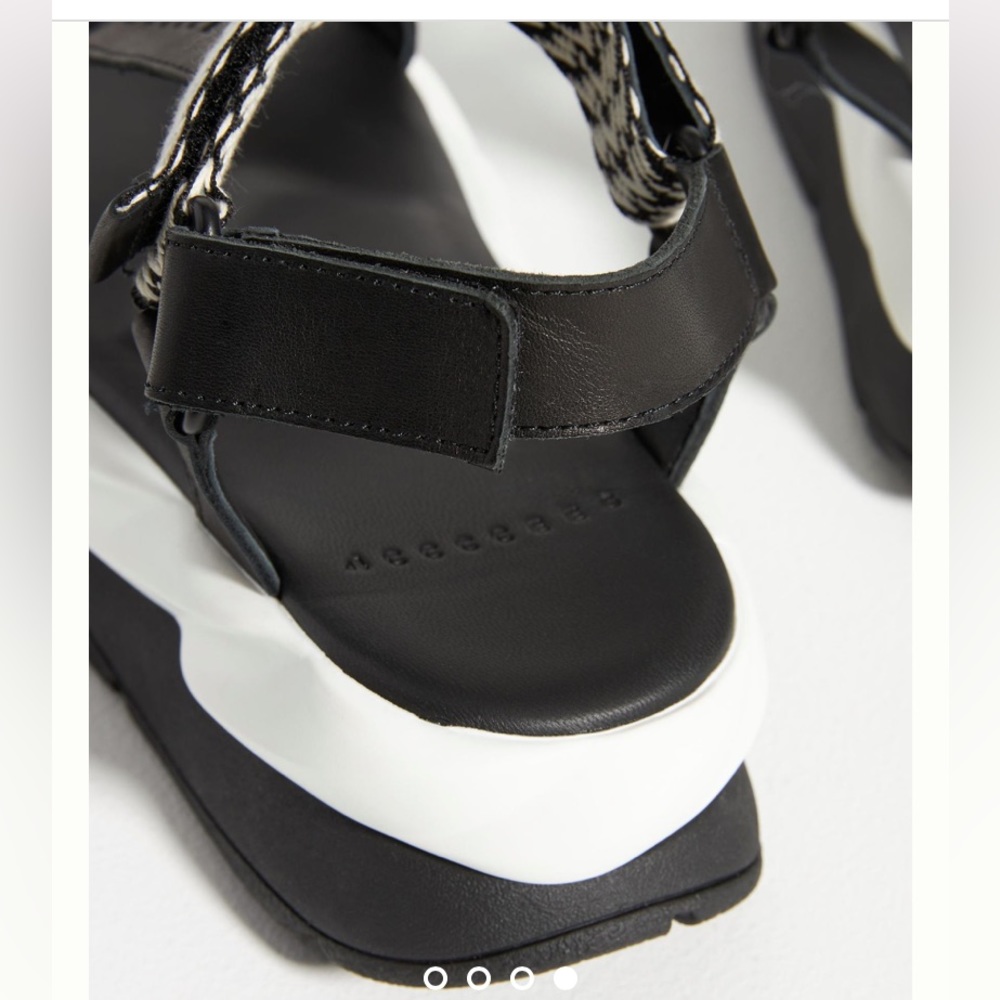 ❤️🔥❤️4CCCCEES BLACK & White sport sandal size 7 or 9 US❤️🔥❤️ - Picture 4 of 11